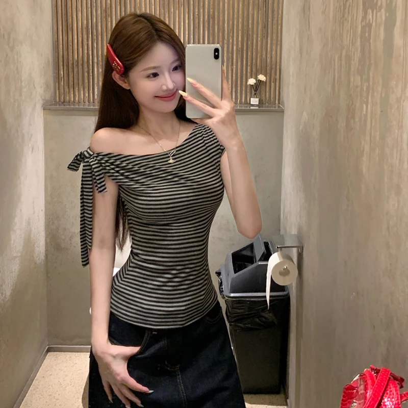 스트라이프 오블리크 숄더 반소매 티셔츠 여성 여름 디자인 오프 숄더 보우 타이 탑