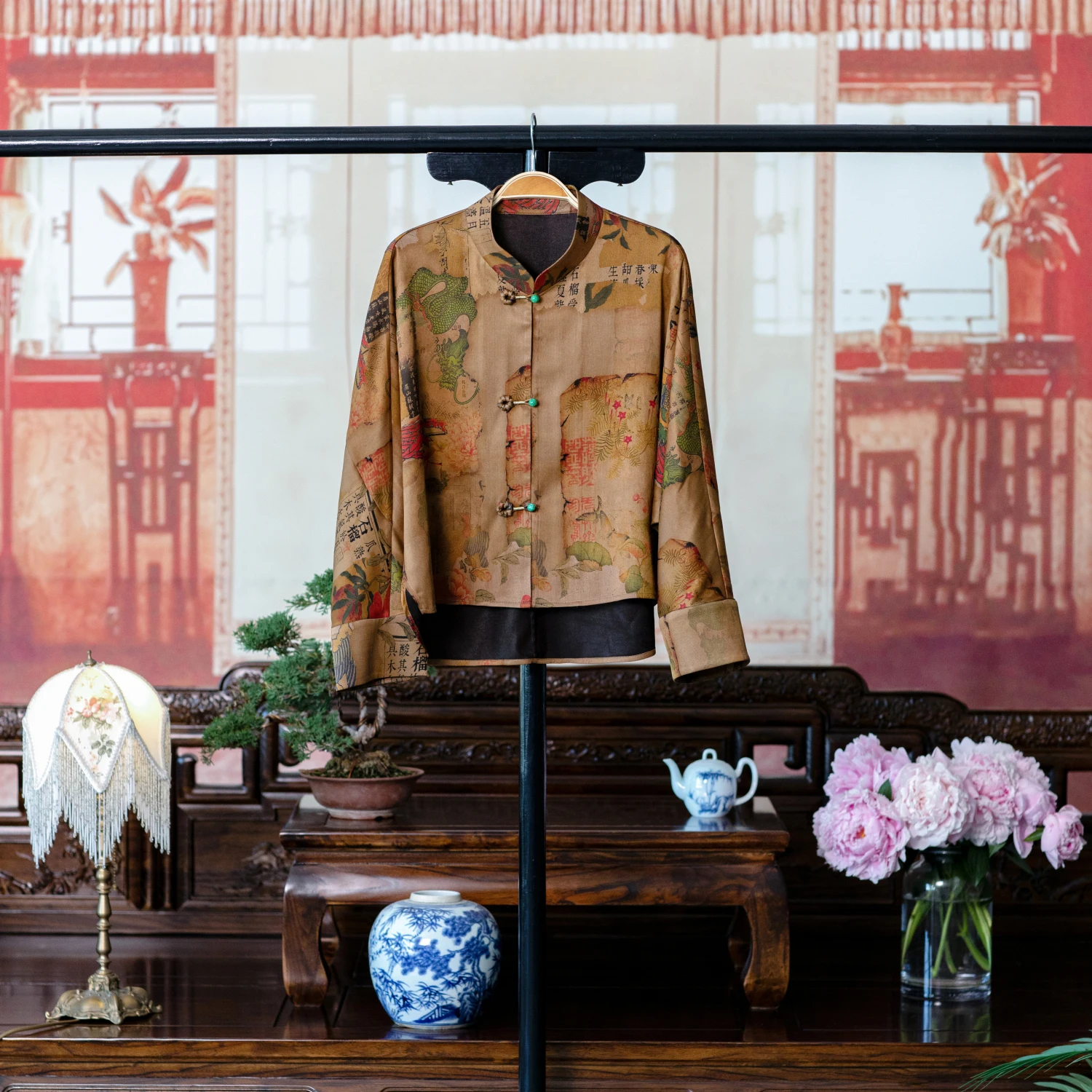 

Новая летняя коллекция Kongan Lingyu 2025: Шелковая свободная верхняя одежда Xiangyun в новом китайском стиле с пуговицами и воротником-стойкой, женский топ Ханьфу