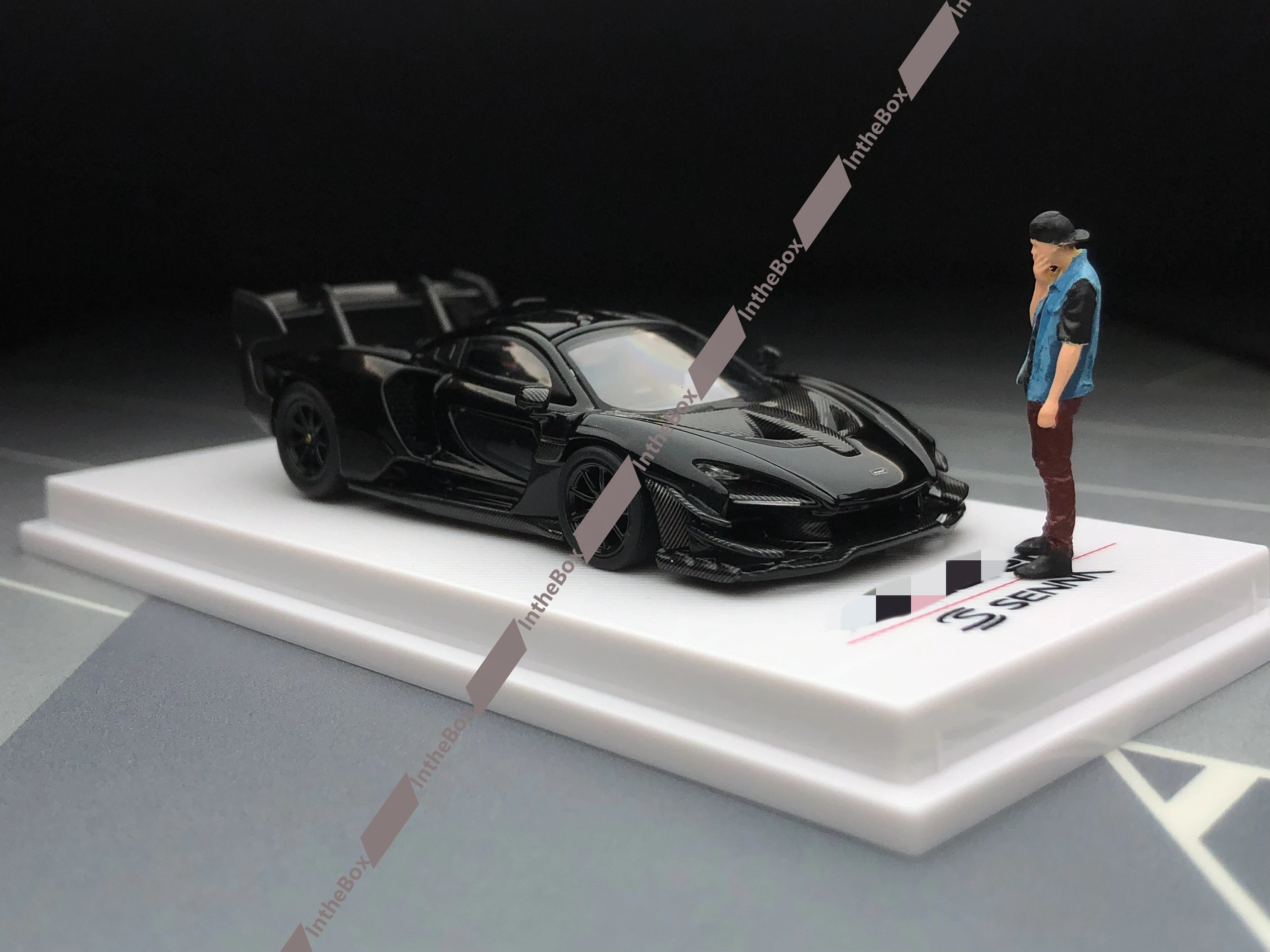 cm-1-64-scale-black-senna-gtr-racing-sports-with-figurine-boy-diecast-model-car-collection-limited-edition-hobby-toys