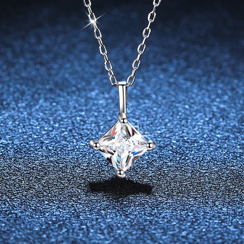 Platinum PT950 18K Gold Moissanite Shaped Pendant Princess Square Diamond One Carat Moissanite Light Luxury Fashion Necklace