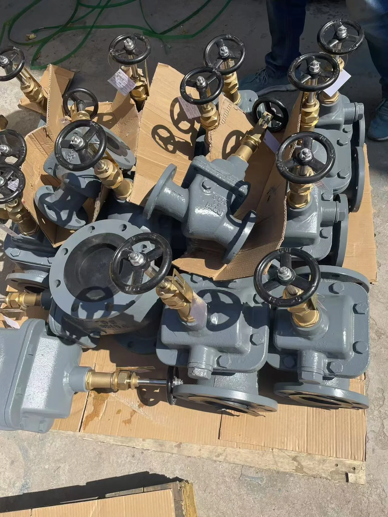 الصلب المصبوب البرونزية مركبة بحرية المسمار أسفل صمام العاصفة العمودية نمط أفقي صمام العاصفة