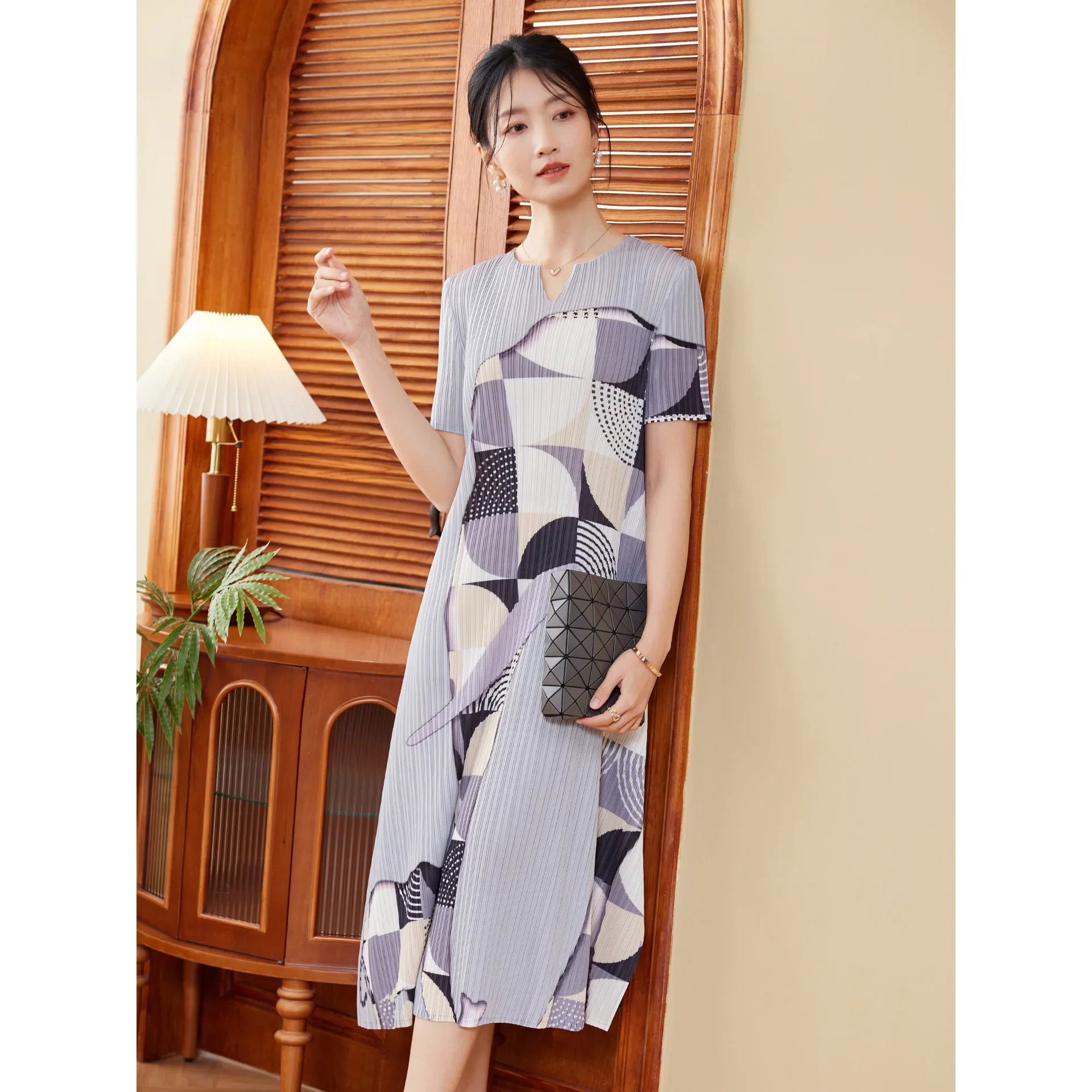 

Miyake Pleated Dress 2024 New Summer Fashion Printed V-neck Short-sleeved Mom Holiday Style Pleated Large Size Dress for Women