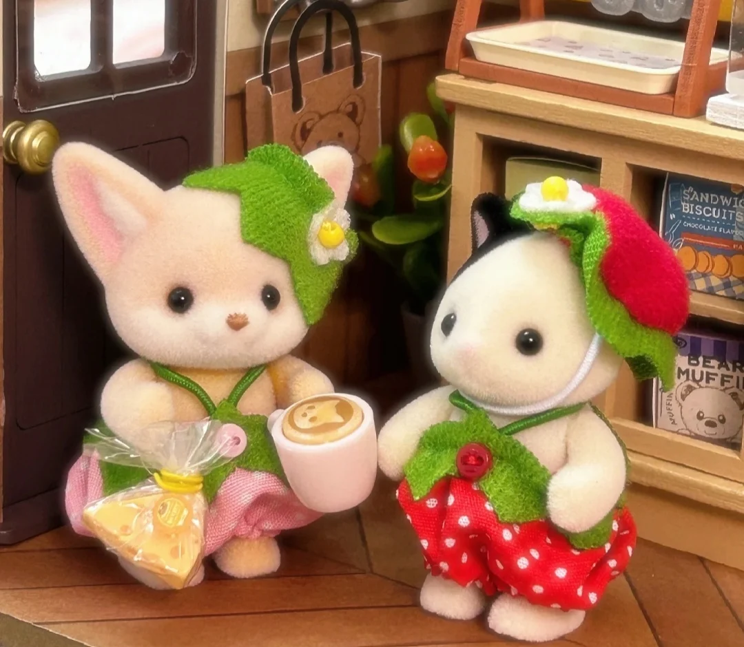 Hot Selling Sylvanian Family Five Person Strawberry Baby Set Anime Action Doll Room Decoration Doll Toy Christmas Gift