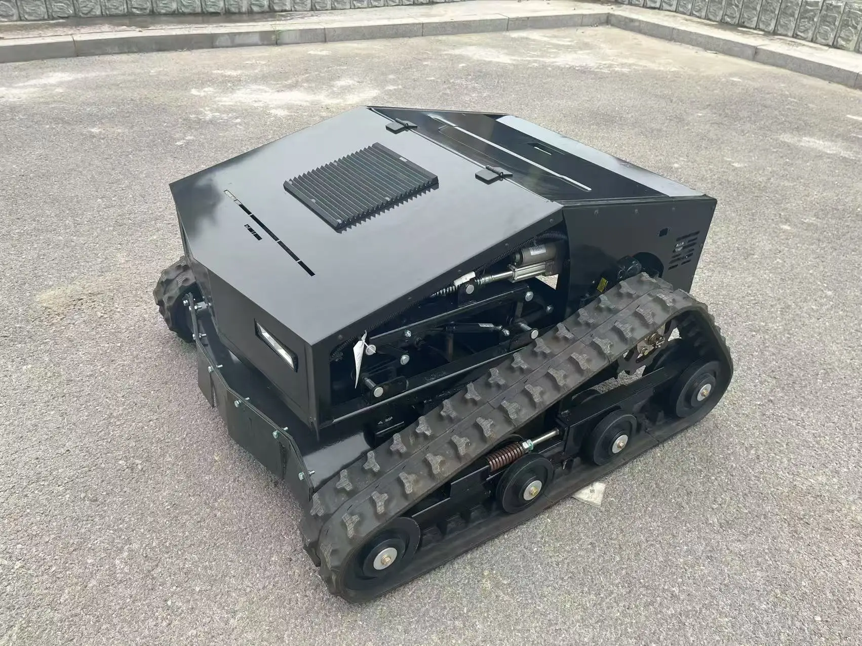 卓越したZNW - 800Bリモート芝刈り機：7.1Lタンク、1.2L/H燃料 - 燃費が良く、超耐久性のあるホイールで効率的かつ長持ちする刈り込みを実現