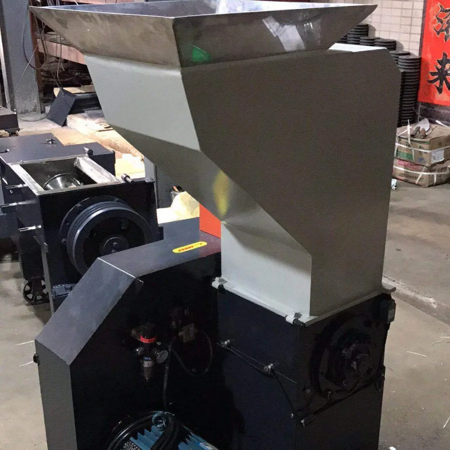 Waste plastic crusher, automatic recycling and feeding crusher, medium and slow speed machine edge material recycling machine