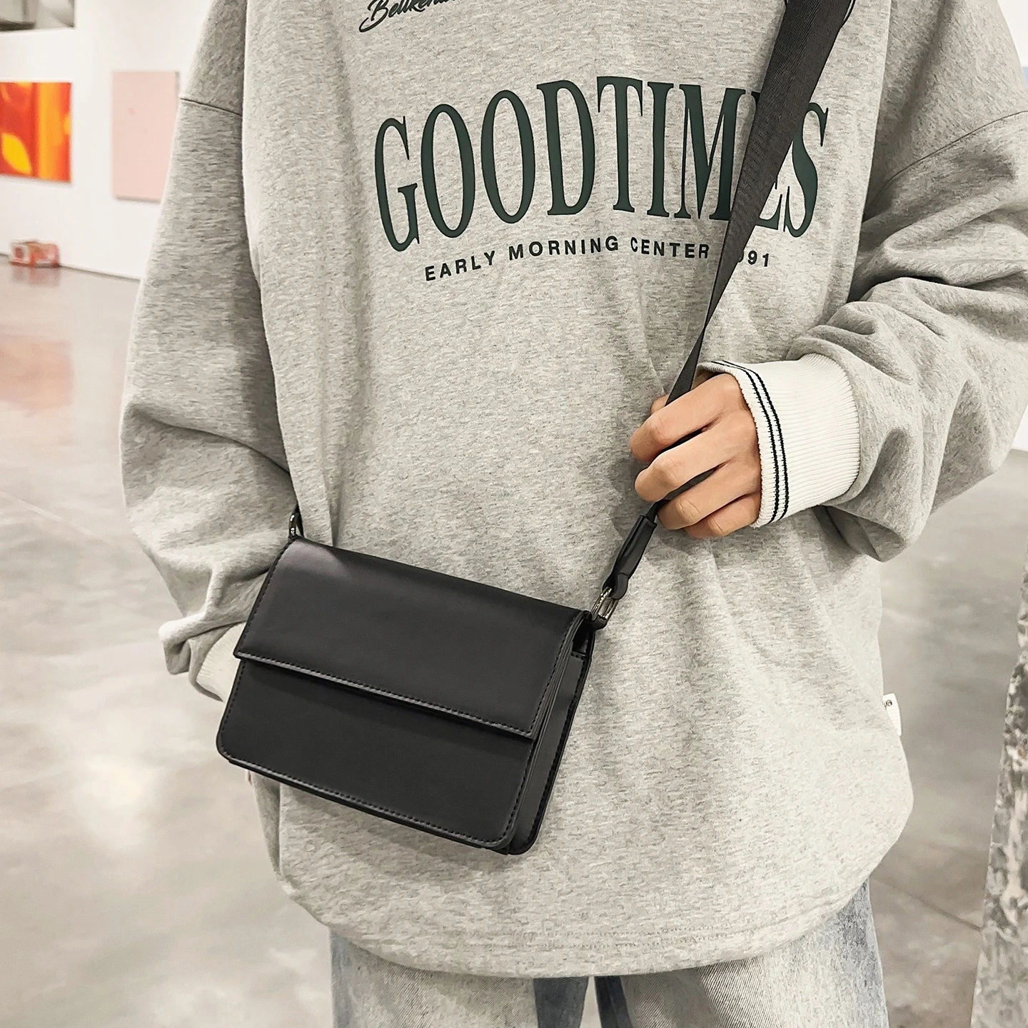 

Minimalist Black Flap Shoulder Bag Crossbody Bag for Men Women Casual Unisex PU Leather Bag Fashion Daypack Purse