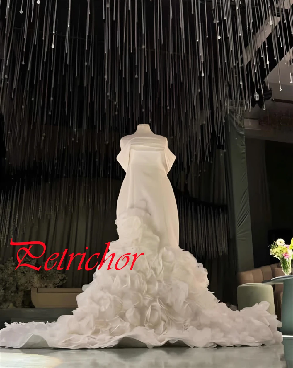 Op maat gemaakte elegante witte satijnen trouwjurk Prachtige strapless off-shoulder korte mouwen kapel trein bruidsjurken