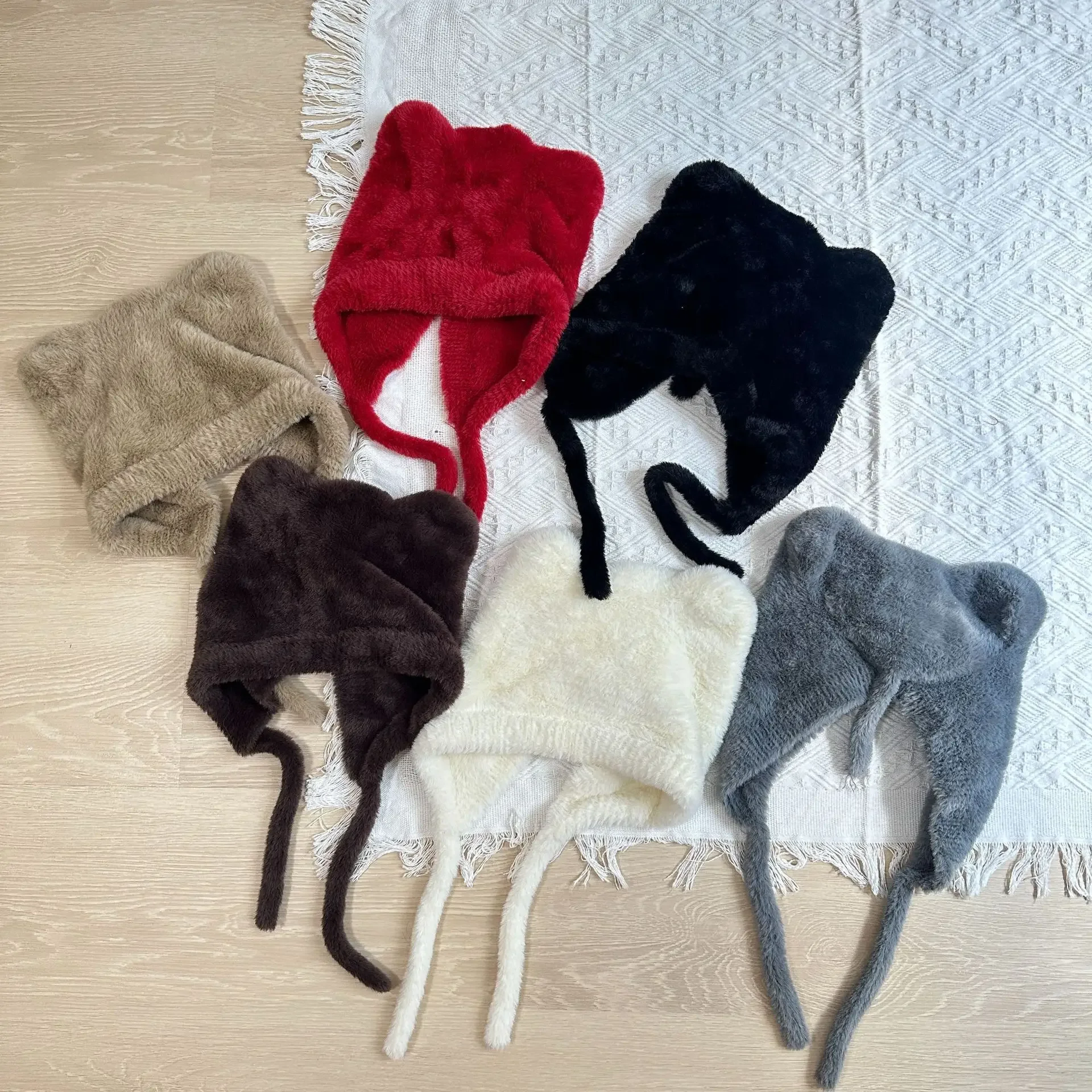 قبعة الدببة القطيفة الدافئة للشتاء للنساء، مقاومة للرياح والبرد، قبعة محبوكة للأذن للنساء والفتيات