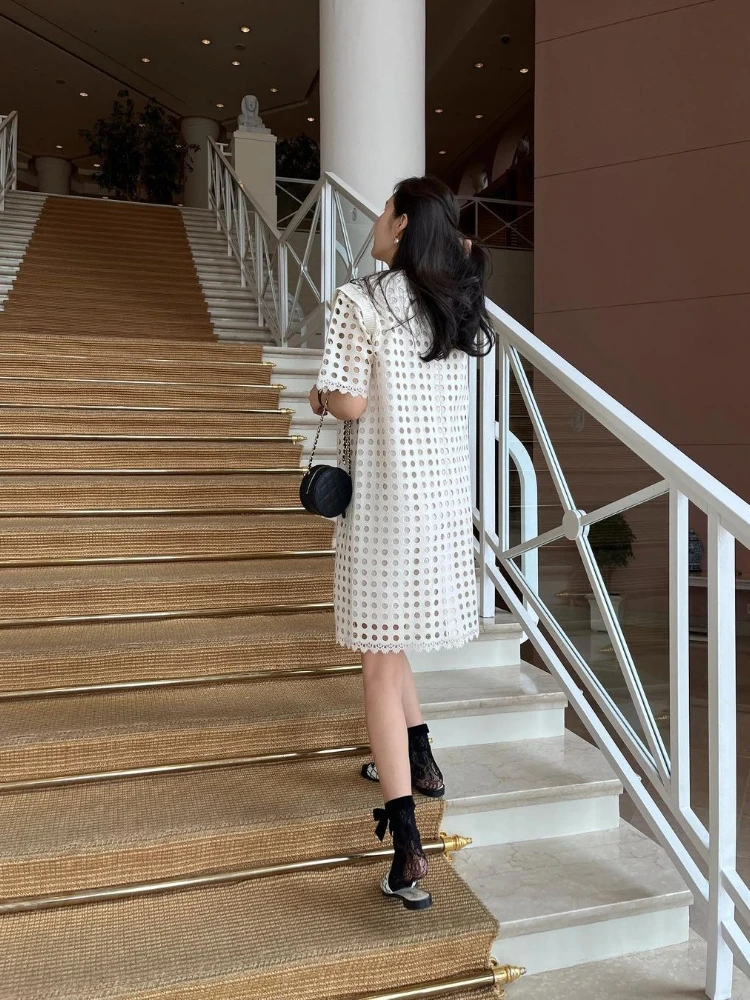 Elegantes Sommerkleid mit Rundhalsausschnitt und ausgehöhltem Design, Nische, lockeres, durchsichtiges, kurzärmliges Kleid für Damen, französische Urlaubs-Robe