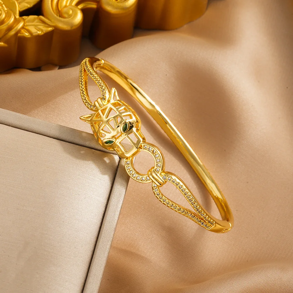 The classic high-end hollowed-out double cheetah head biting ring zircon bracelet exudes a powerful female animal vibe