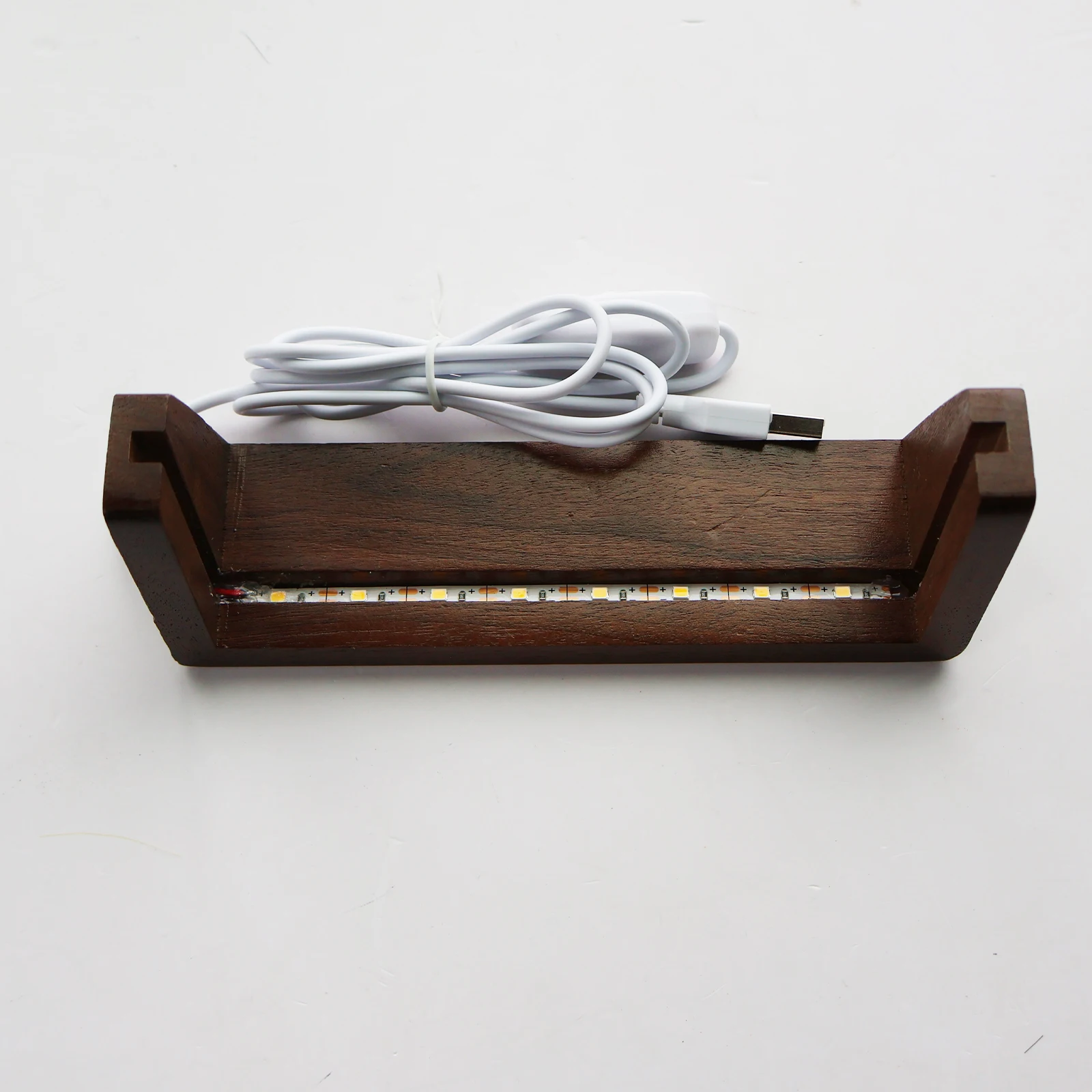 A base de luz noturna pode ser colocada no desktop para exibição e apresenta diferentes efeitos de iluminação.