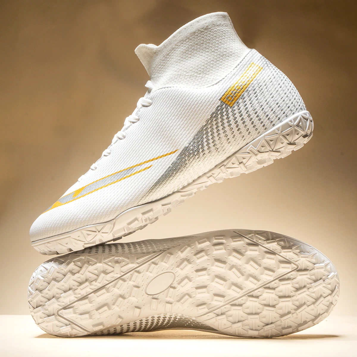 รองเท้าฟุตบอลหุ้มข้อคุณภาพสูง พร้อมปุ่ม TF และปุ่ม FG แบบยาว มีให้เลือกสองสีสำหรับทั้งผู้ชายและผู้หญิง