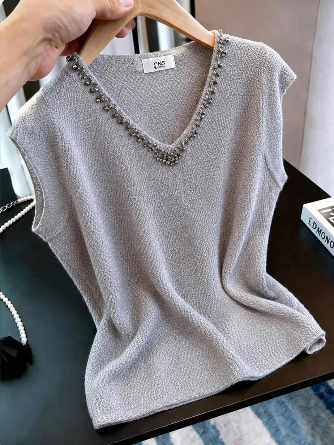 

Chic V-Neck Beaded Ice Silk Knitted Top Women's Comfortable Fashionable Summer Soft Korean Style Straight Cut Sleeveless