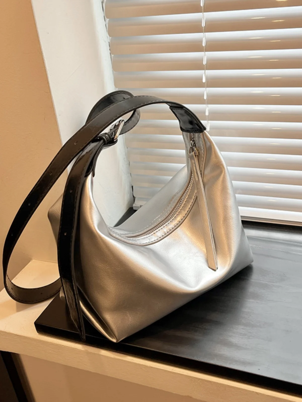 

Niche design bag women 2023 new high-end messenger bag shoulder underarm bag