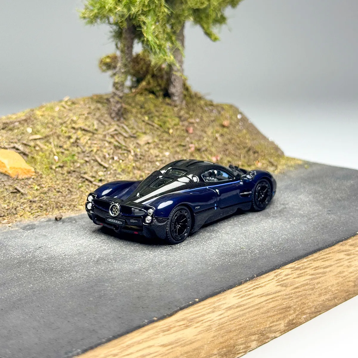 In stock 1: 64 new product Utopia Roadster in red carbon, blue-black carbon, and alloy casting static car model, limited edition