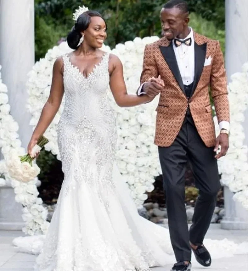 Maßgeschneidertes Meerjungfrau-Kristall-Arabisch-Dubai-Hochzeitskleid in Übergröße mit V-Ausschnitt und Blumenperlen, glitzerndes Tüll-Brautkleid mit Kathedralenschleppe