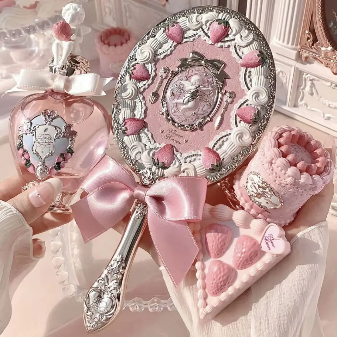

Flower Knows Клубничный Купидон Окружающее Зеркало Мини Ручное Зеркало Лук Высокая Красота Ретро Рельефный Подарок Друзей