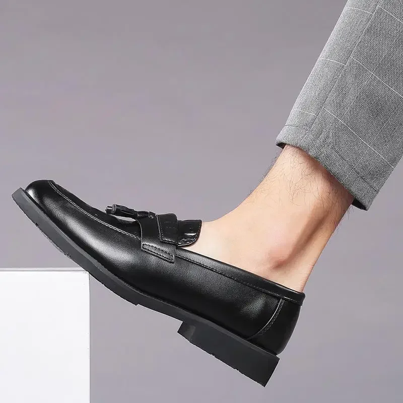 Sepatu Slip-on bergaya Inggris untuk pria, sepatu kulit kecil bisnis Formal kasual Sol empuk hitam, sepatu selop berkendara untuk pria