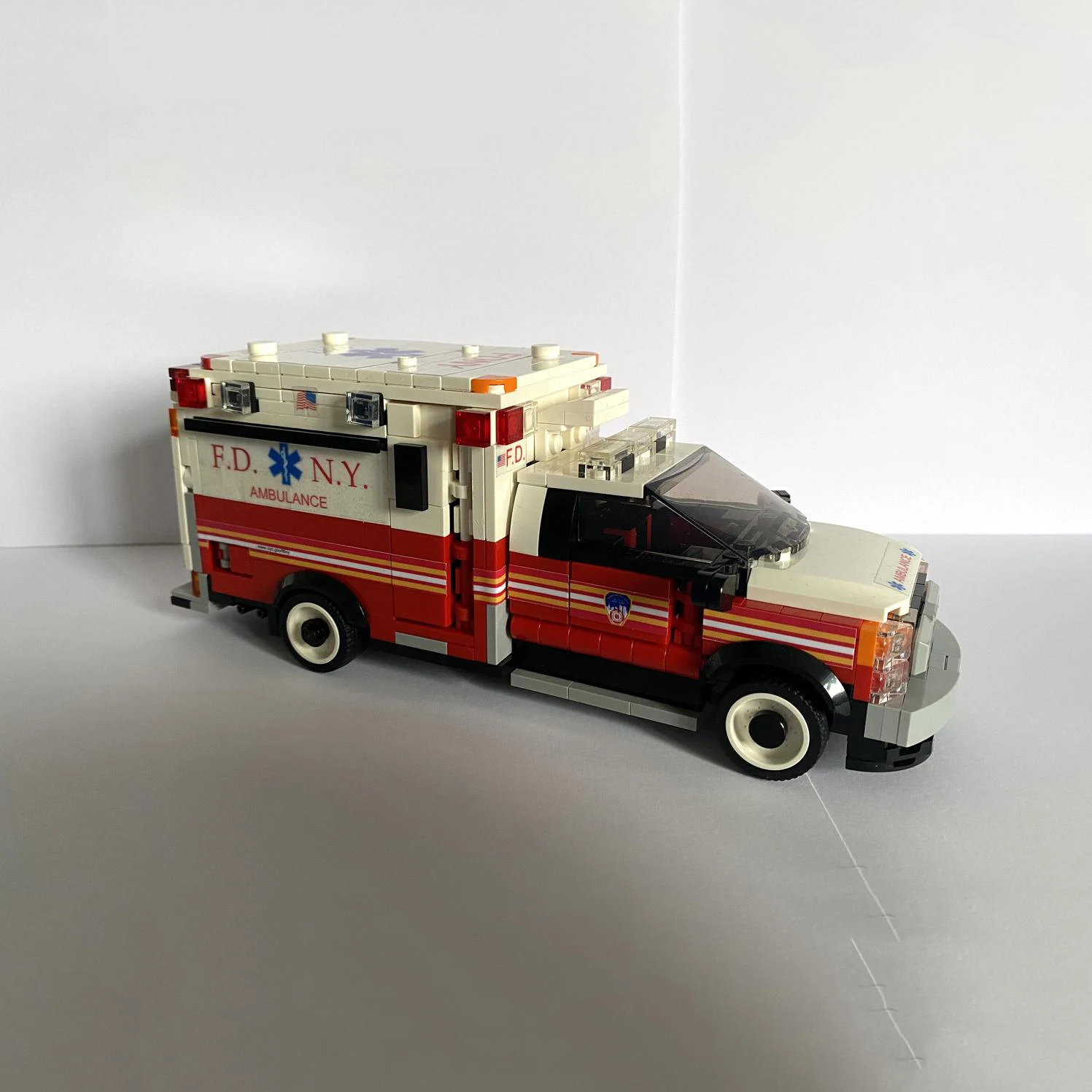 Paladeer 728 Teile New York City Krankenwagen Kreative Aufkleber Individuell Zusammengebaute Bausteine Lehrreiches Modellspielzeug Geschenk für Feiertage – Detail 3
