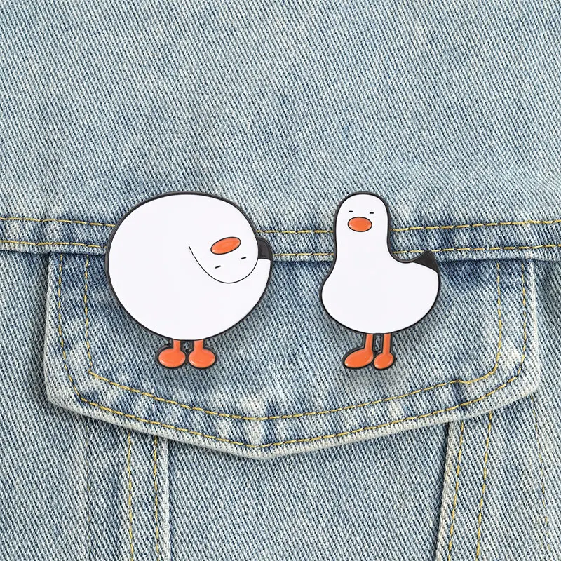 Cartoon Runde, schräg stehende weiße Möwen-Emaille-Anstecknadel – Einfache, verspielte, niedliche Möwen-Brosche für Taschen und Revers – Schmuckgeschenk – Detail 9