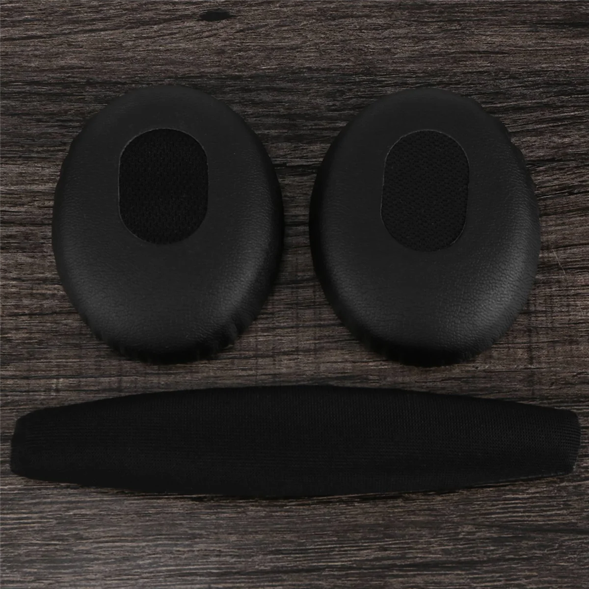 Un par de almohadillas negras con almohadilla para auriculares QC3 Quiet Comfort 3