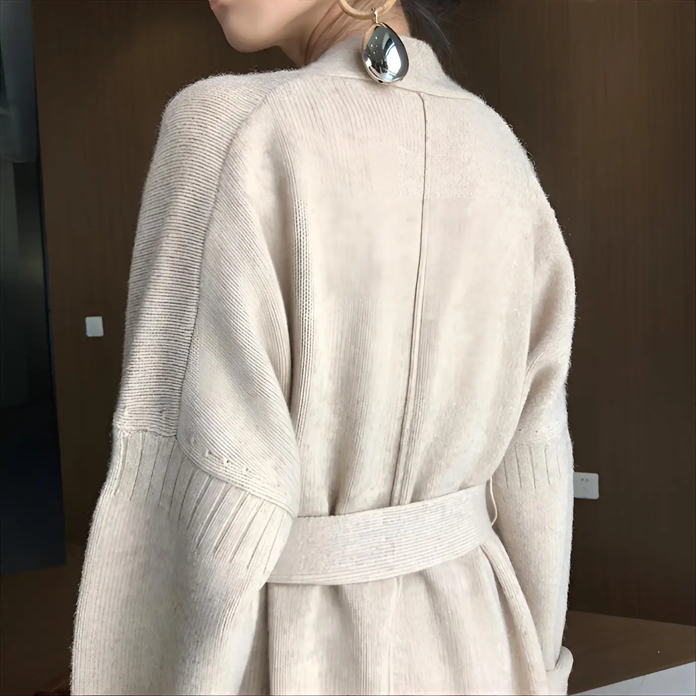 

Женские зимние кардиганы средней длины в стиле ретро, с заниженной линией плеч, облегающие, с ажурным принтом, эластичные, уютные, с длинными манжетами в рубчик