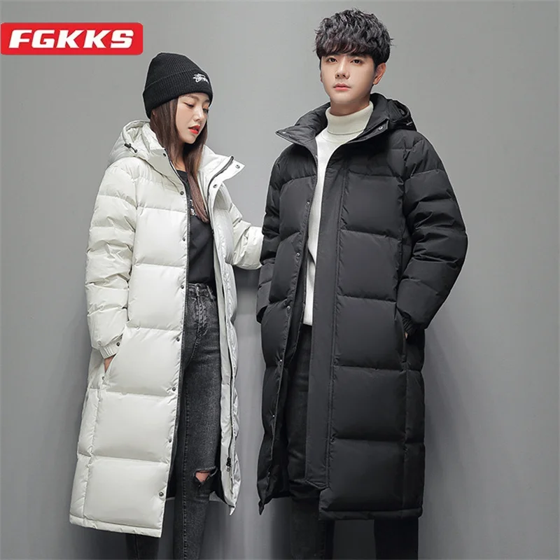 FGKKS 2025 pareja chaqueta de invierno moda clásica delgada estilo coreano plumón de pato blanco abrigo largo para hombres mujeres prendas de vestir con capucha