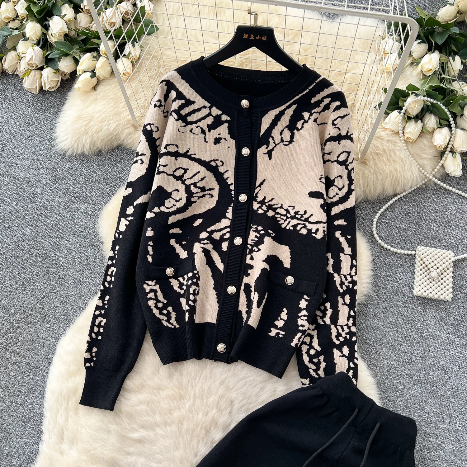 ชุดเซ็ทสองชิ้นลำลองสำหรับผู้หญิง เสื้อถักคอกลมแขนยาว ตะเข็บเปิด กางเกงขายาวเอวสูงทรงขากว้าง สำหรับฤดูใบไม้ร่วง