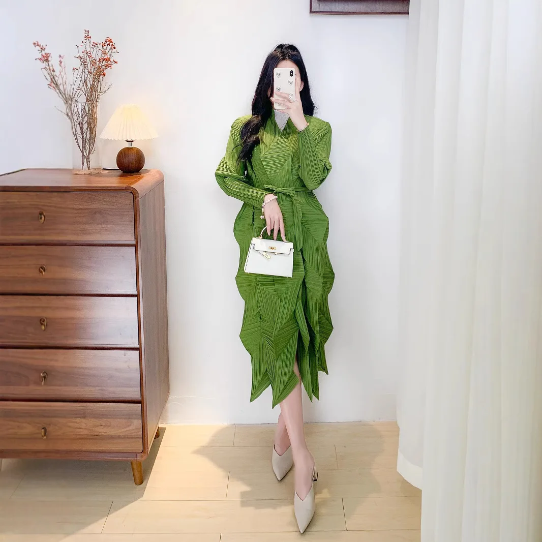 มิยาเกะชุดสีทึบ 2025 ฤดูใบไม้ผลิและฤดูร้อนใหม่หลวมเจ็ดในสี่แขนรอบคออารมณ์มือจีบกระโปรงยาว