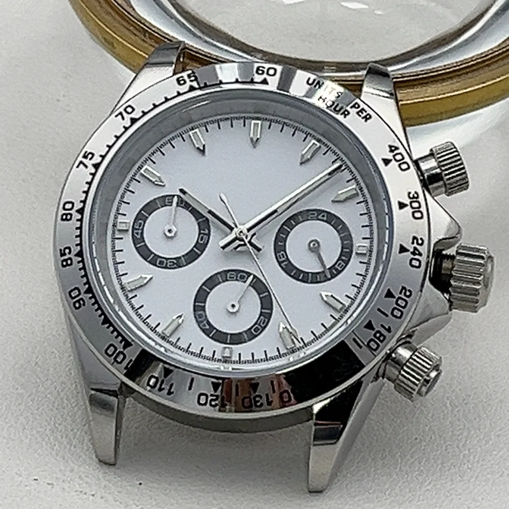 Herren-Armbanduhr mit Silbergehäuse, VK63 Quarzwerk, 39mm Sportstil, Saphirglas, Stoppuhr-Funktion auf Weißem Hintergrund