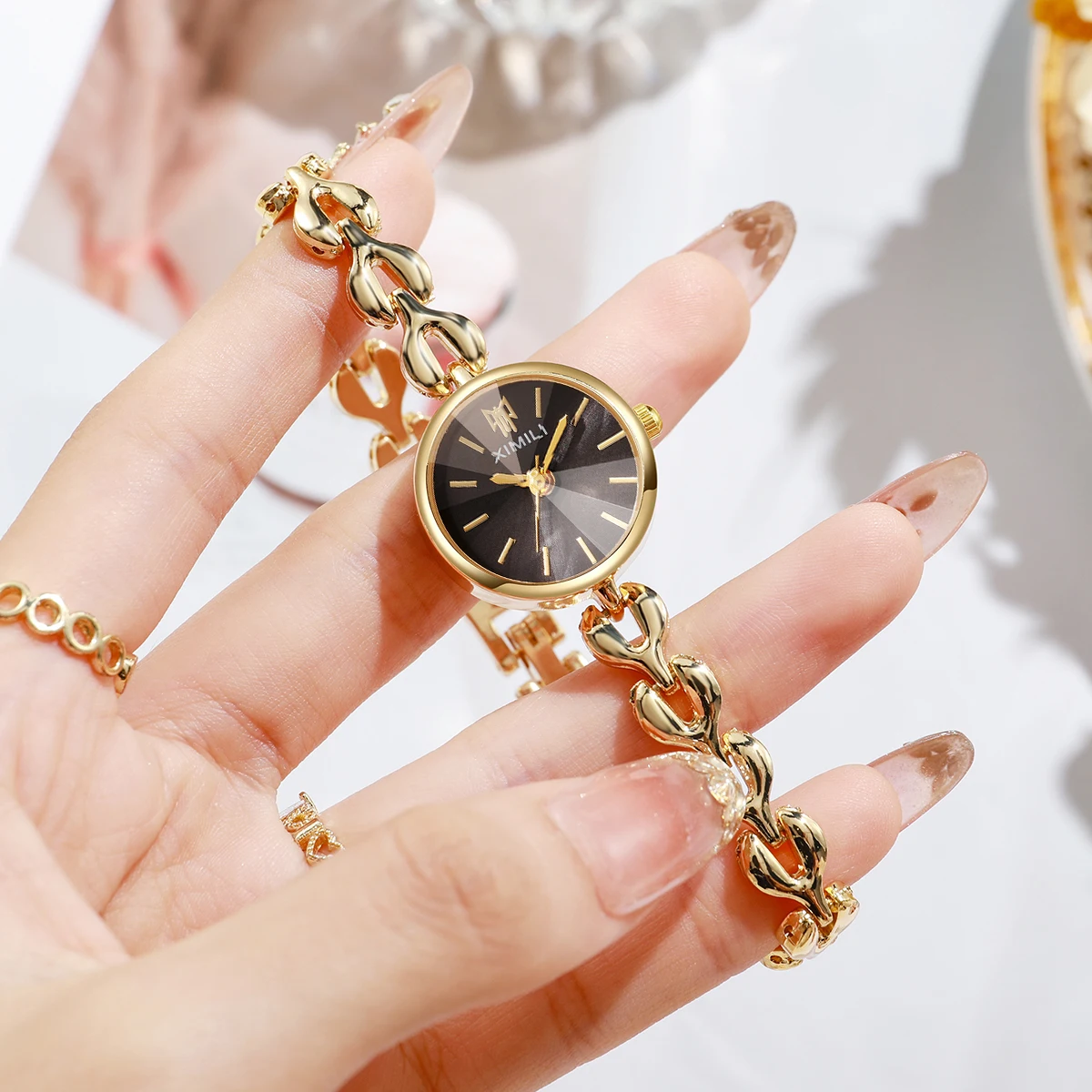 ミニマリスト スモールダイヤル レディース クォーツウォッチ - Open Heart Watch のレビューと価格