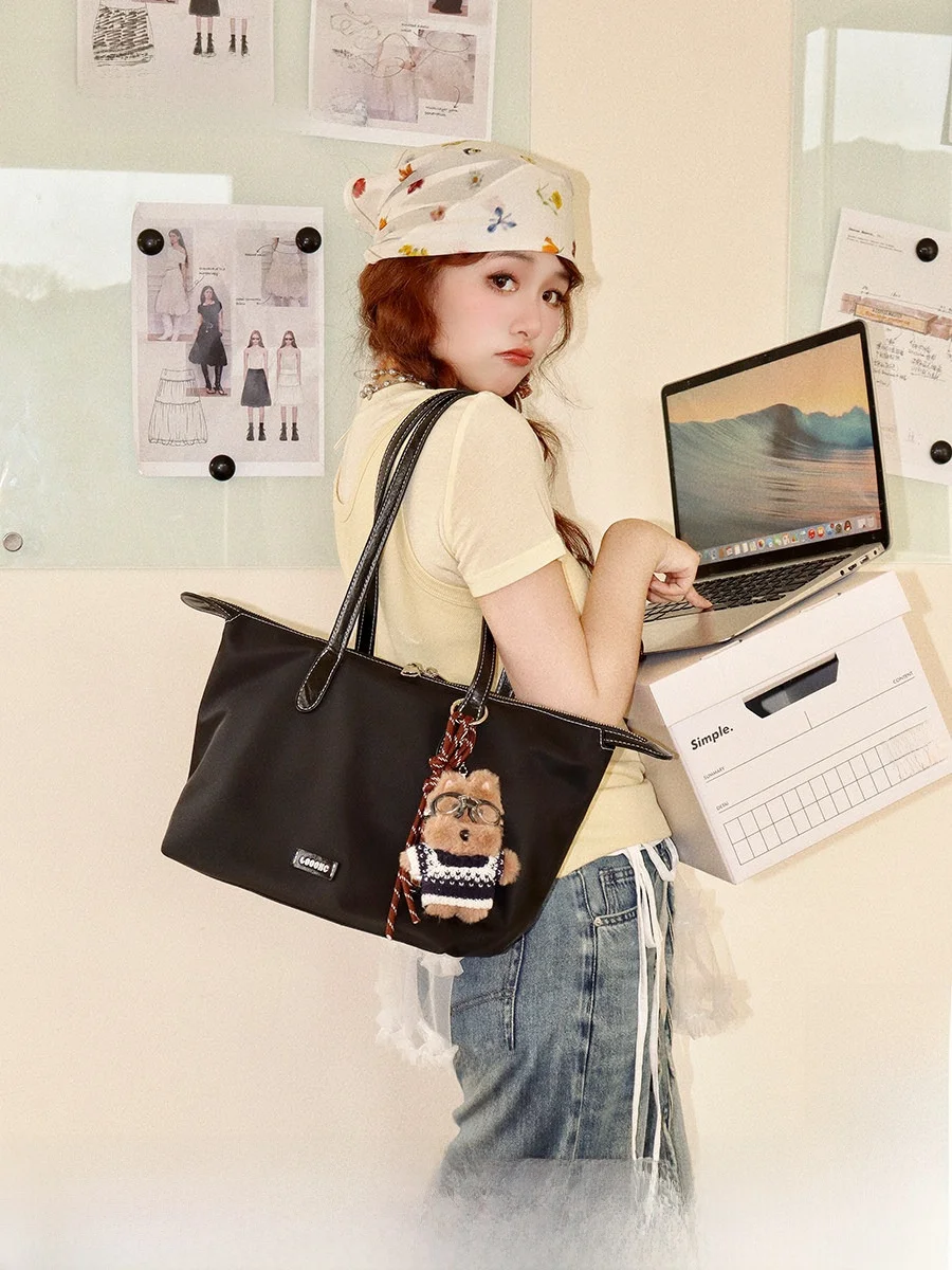 Black Large Capacity Nylon Tot Bag Commute Single Shoulder Bag 2026 Spring Summer Seasonal Trend Splicing Leather Strap