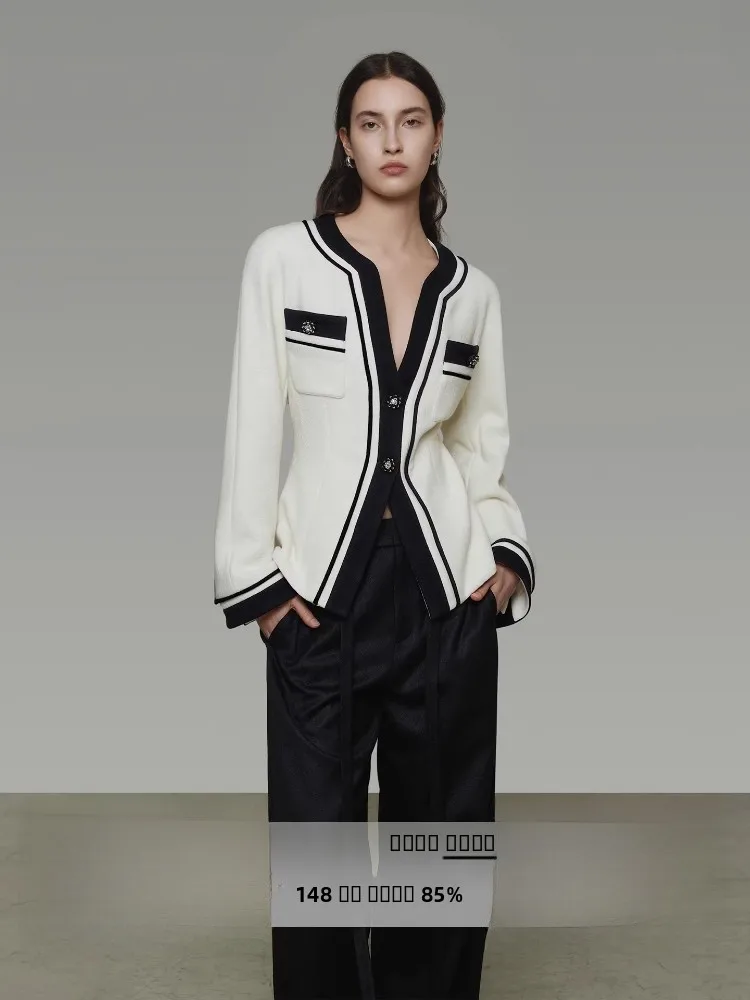 

UNSPOKEN Retro Bla White Color Blo V-Ne Knitted Jaet Women's Spring 2026 New Lazy High-End Feeling Top