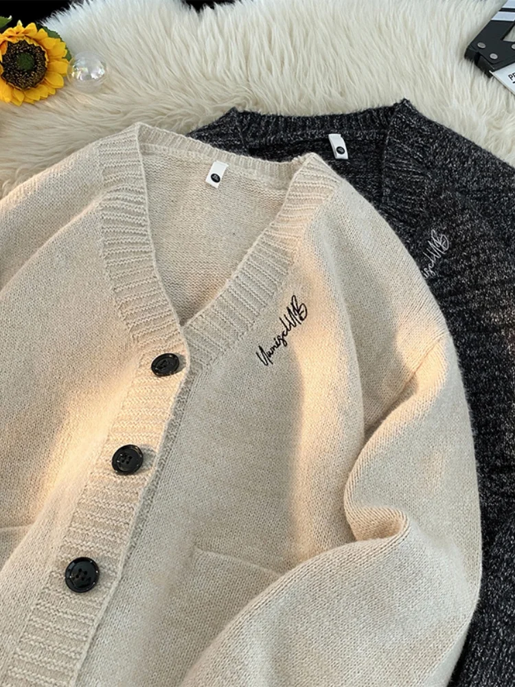 

Мужской вязаный свитер с V-образным вырезом, осень-зима 2024, новинка, с вышивкой, в американском ретро-стиле, удобный крой, длинный рукав