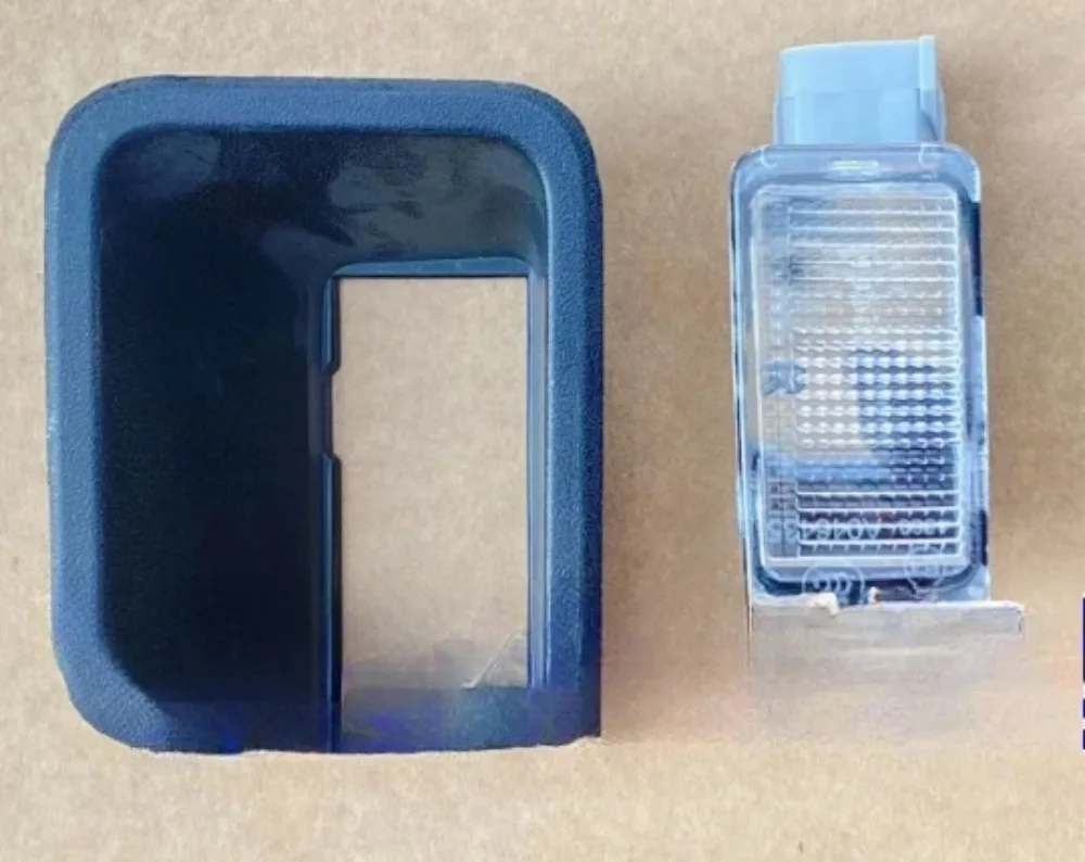 

C00309678 Крышка лампы освещения номерного знака слева и справа для Maxus T60 T70 T90 C00069211 C00069212 C00062229 C00062228 C00062229