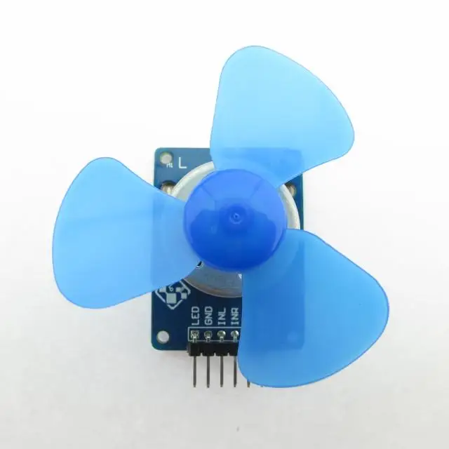 Controle experimental do motor da c.c. do módulo 5v compatível arduino do ventilador da c.c. único microcomputador da microplaqueta para a frente e controle reverso