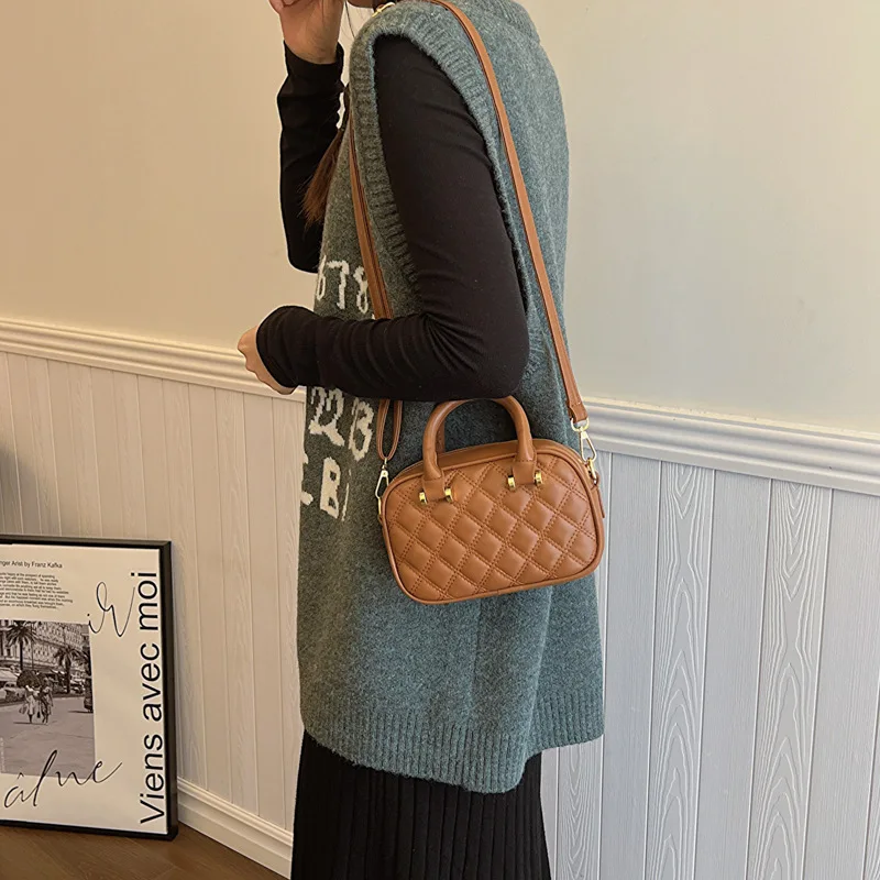 

Minimalist Solid Color Commuter Tote, Spacious Shoulder Purse, Versatile Crossbody Bag, Casual Day to Night Sling, Textured