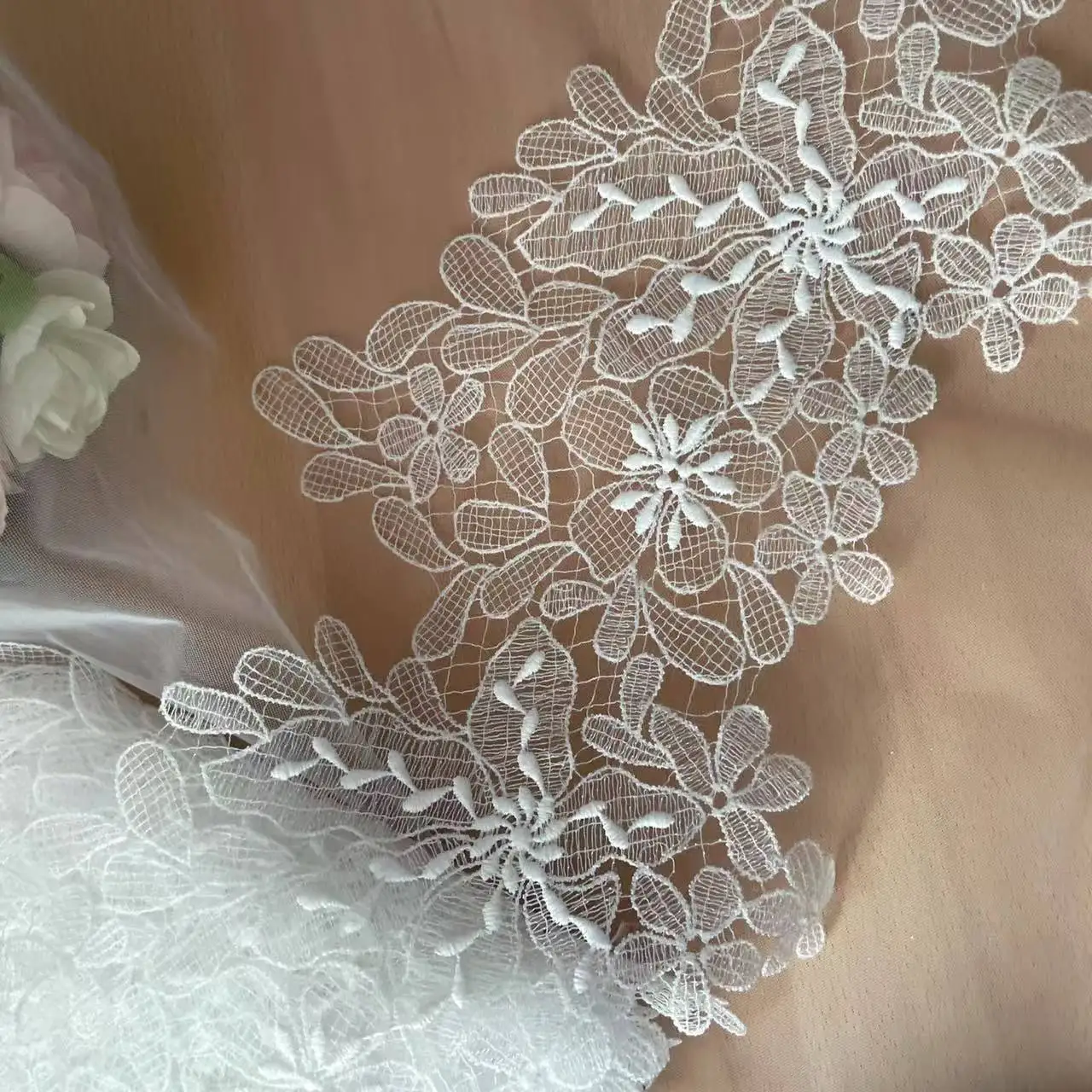 Breite 20 cm. Neuer Fischseidenfaden, dünner Spitzenbesatz, hohle Spitze, Hochzeitskleid, Kopfschmuck, handgemachte DIY-Accessoires – Detail 5