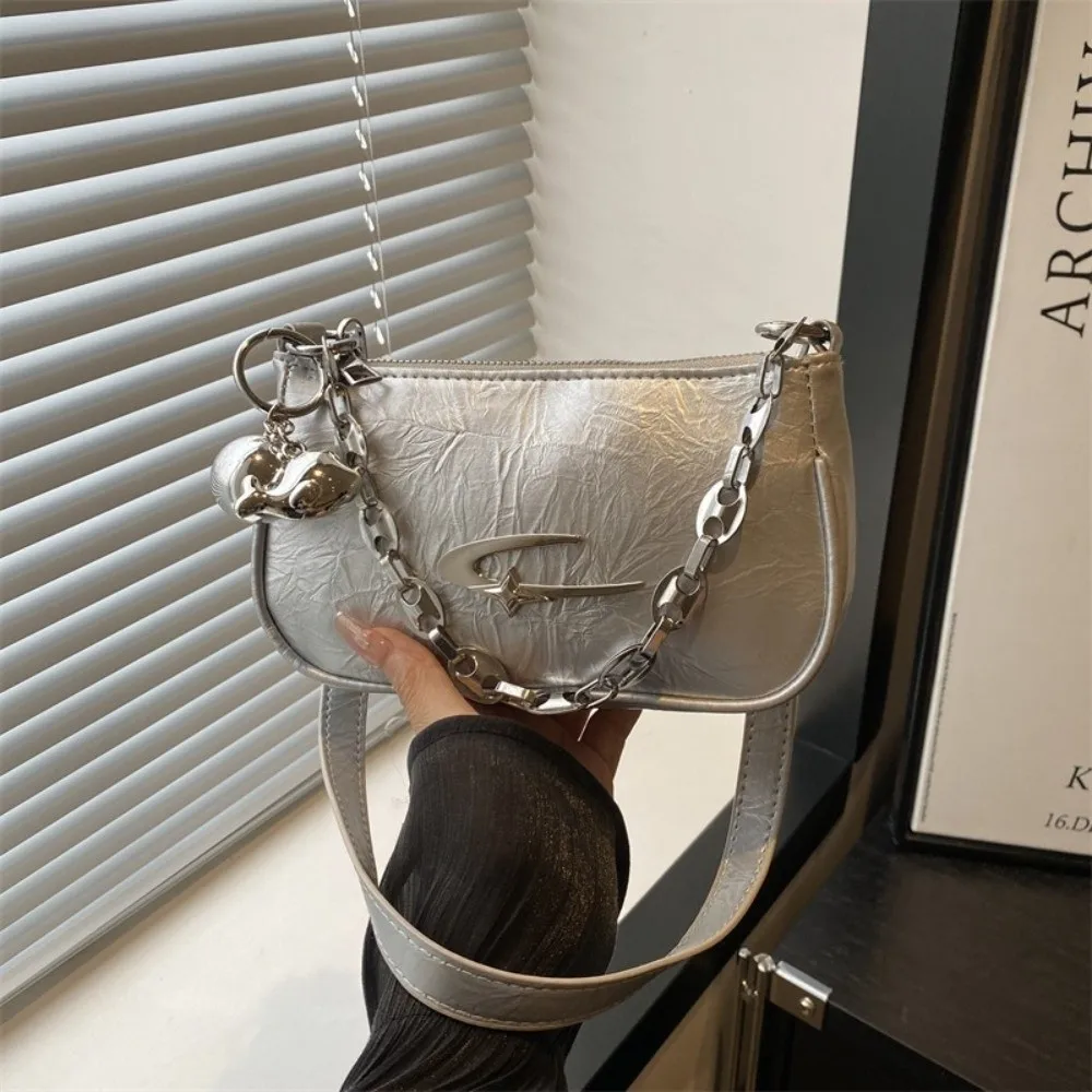 PU Y2K Shoulder Bag Metal Ball Pendant Pleated Design Metal Chain Hobo Handbag White Color Zipper Closure Underarm Bag Dating 4