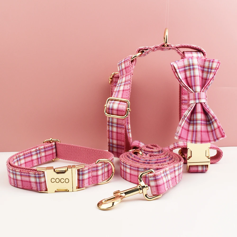 Rosafarbenes kariertes Hundehalsband und Hundegeschirr mit Leine im Set mit individuell graviertem Namensschild, personalisierte Haustierbedarfsartikel für Hunde – Detail 2