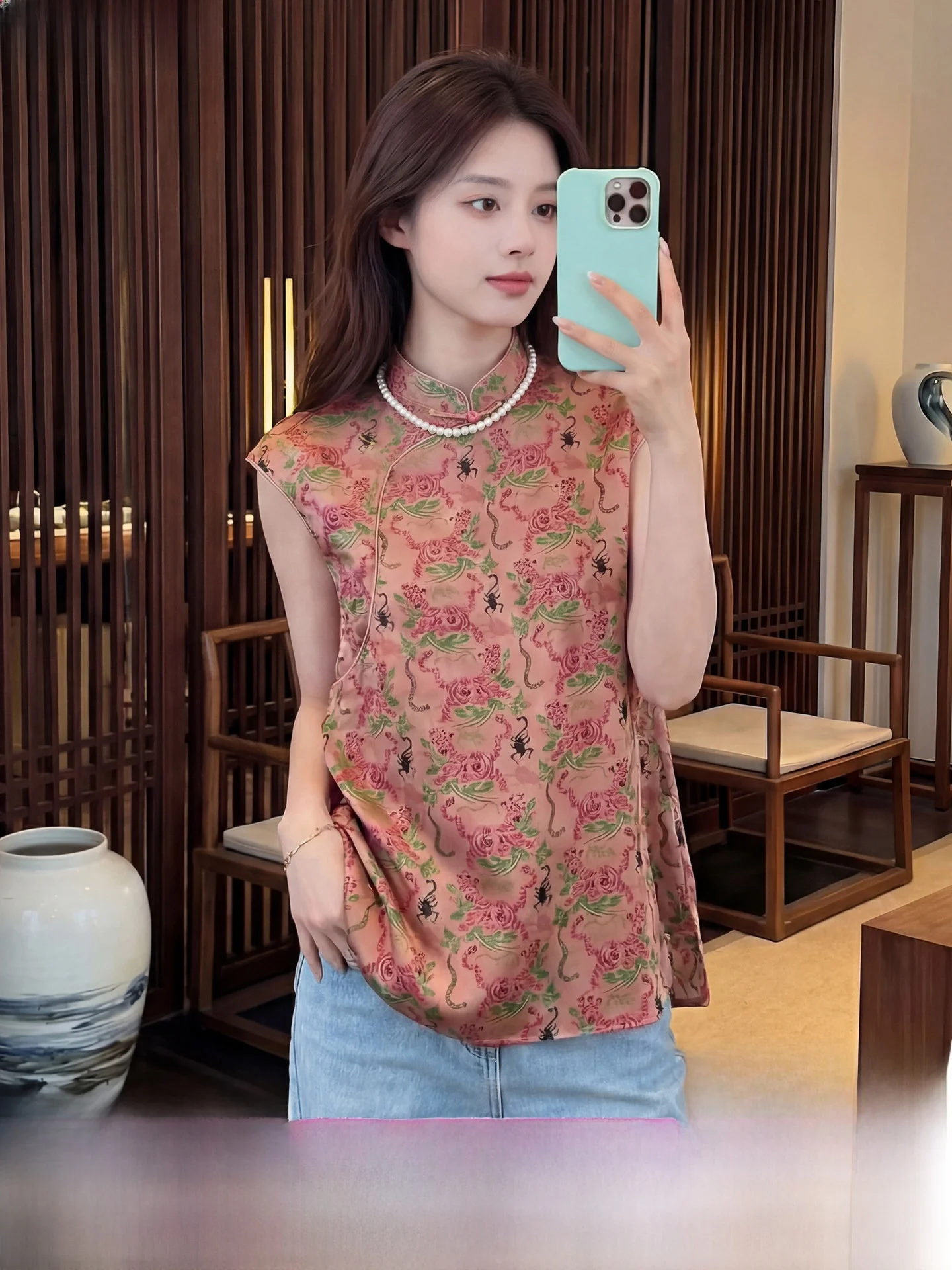 

Шелковая женская блузка в новом китайском стиле с маленьким воротником-стойкой, 100% без рукавов, на пуговицах, дышащая, с цветочным узором, для повседневной носки