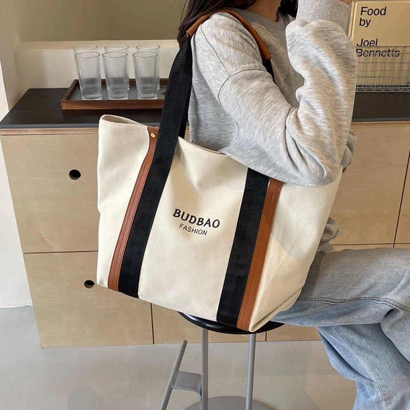 Large capacity canvas bag for women\'s 2024 new trend fashion casual shoulder bag summer commuting tote bag