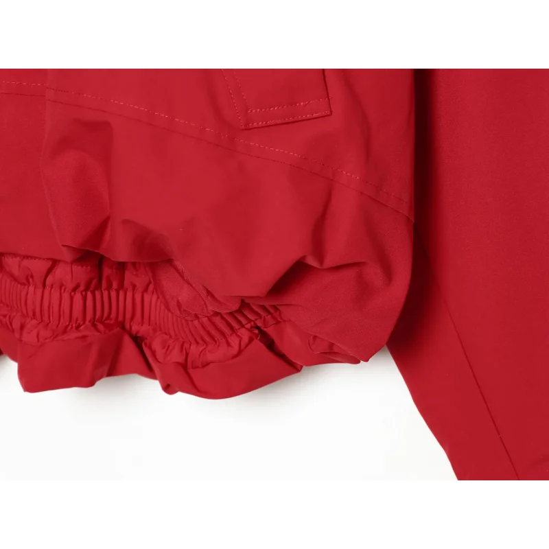 Neue wasserabweisende, wattierte Damenjacke mit Stehkragen, Kordelzug am Saum, Reißverschluss, losen langen Ärmeln, Taschen und kurzem Schnitt aus Baumwolle. – Detail 9