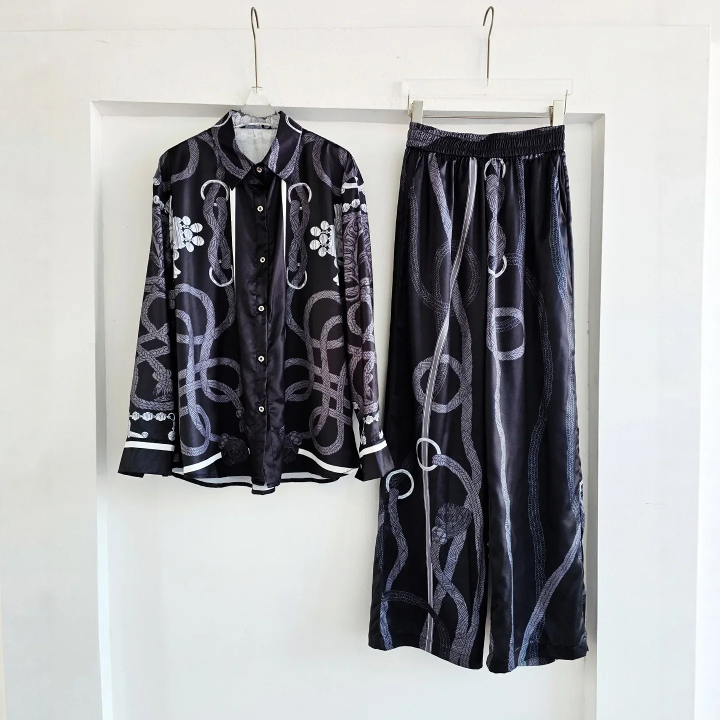 

Baroque French Print Silk Satin Simulation Loose Long Sleeve Shirt Black Pant Sets Holiday Style Two Piece Casual Suit for Women