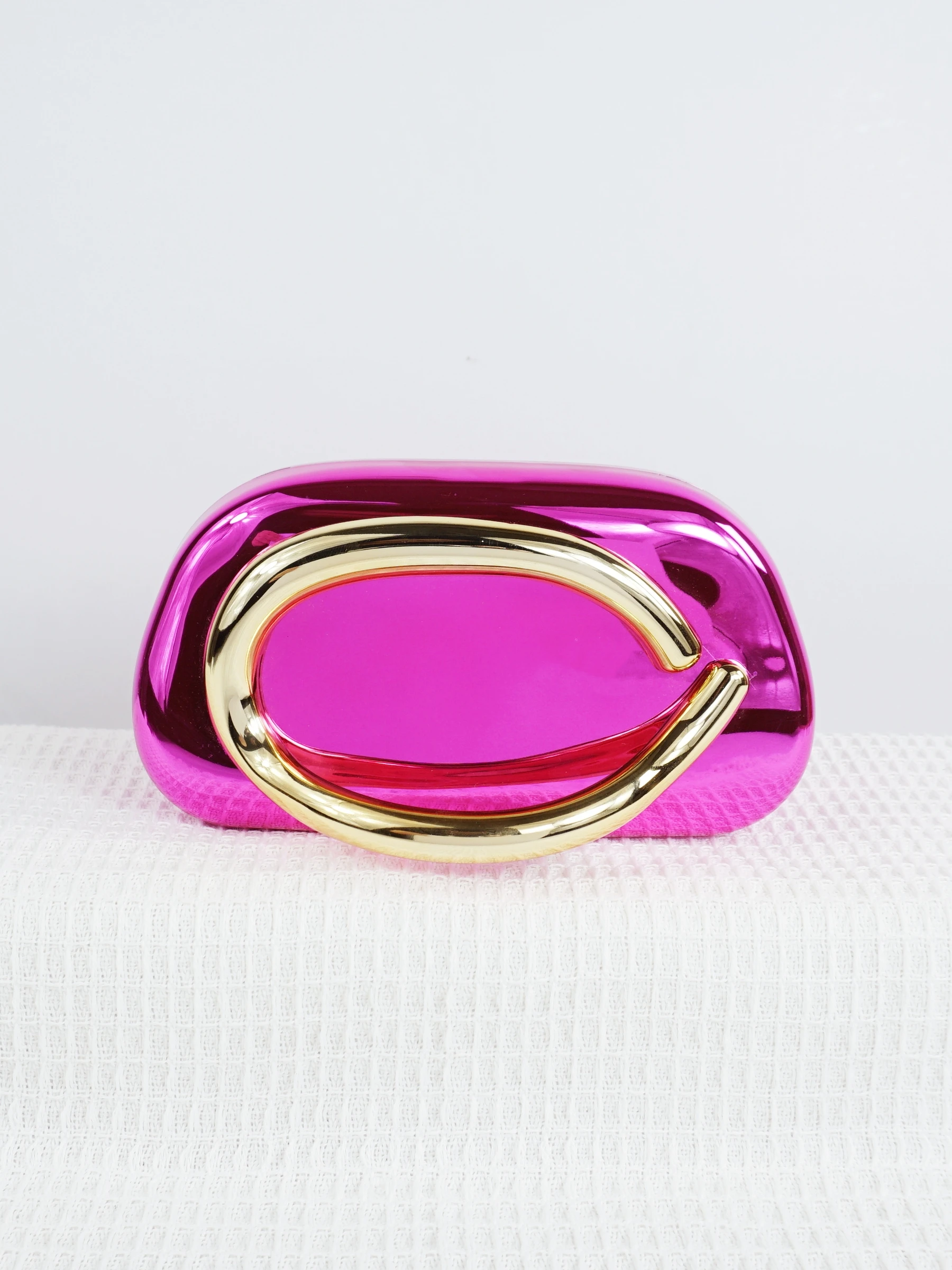 Ladies' high-end sparkling metal box shaped dinner bag, luxurious and fashionable metal strip decoration evening dress bag