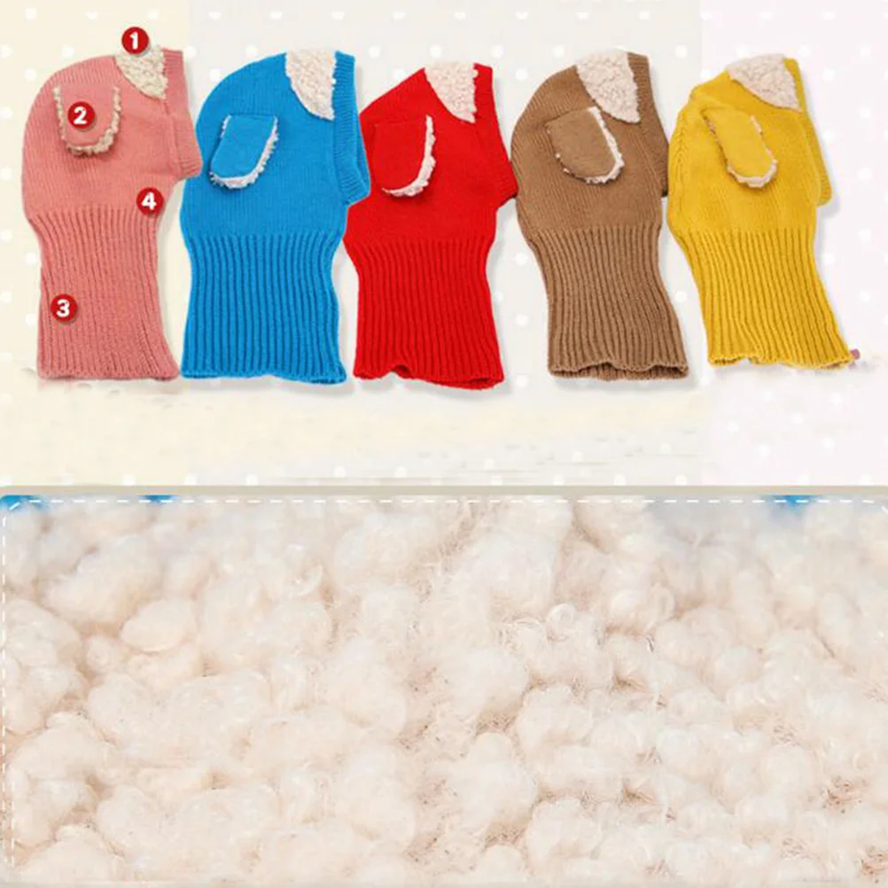 Czapka zimowa dla szczeniaka w kolorze khaki, dziergana z wełny, typu coif, z kapturem, szalikiem, przyjemna na dotyk, miękka i ciepła.