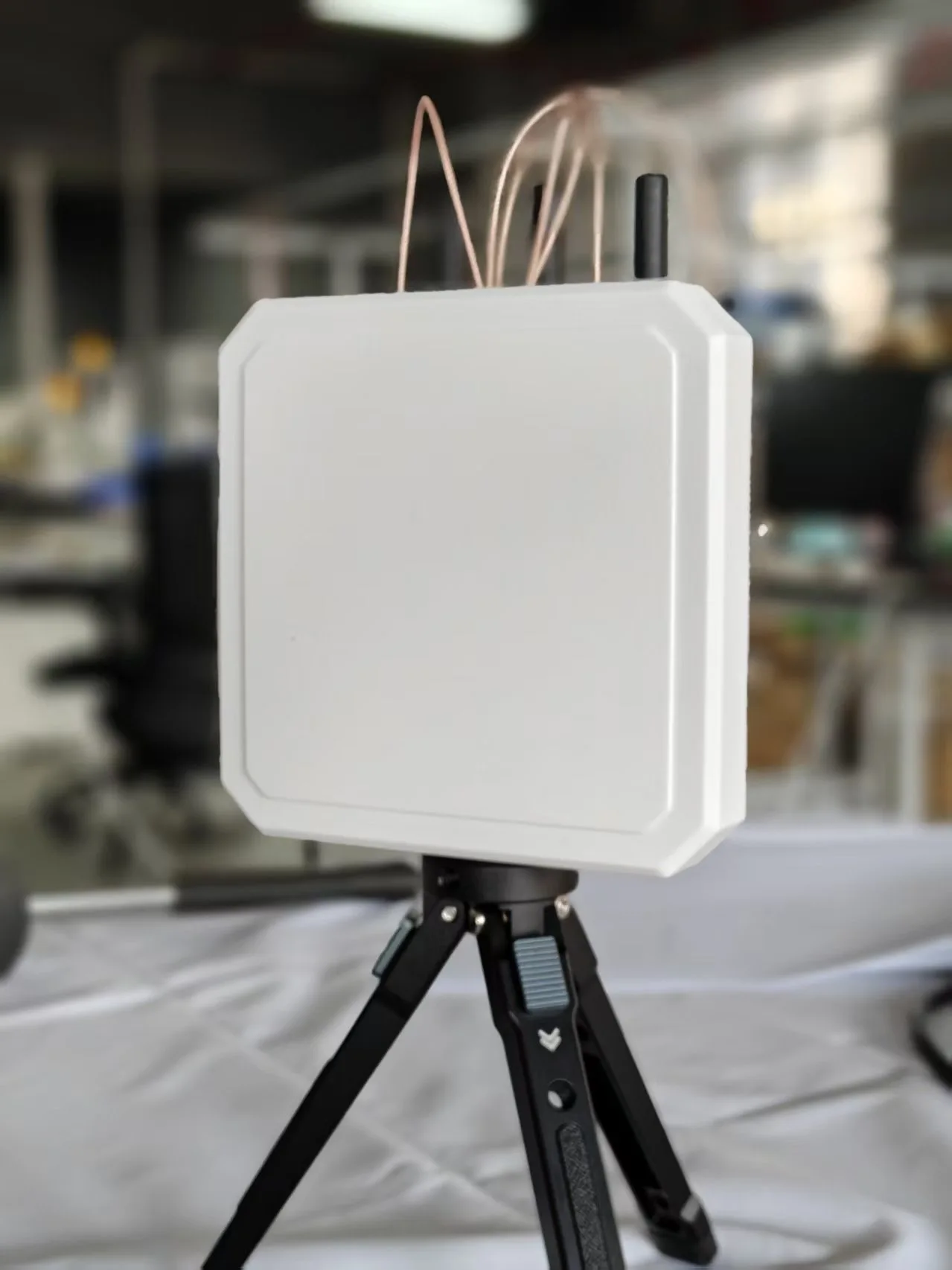 Antena Panel Externa/Interior Direccional de Largo Alcance 5G WiFi 4G LTE 4x4 MIMO de 600-6000 MHz para Routers y Hotspots