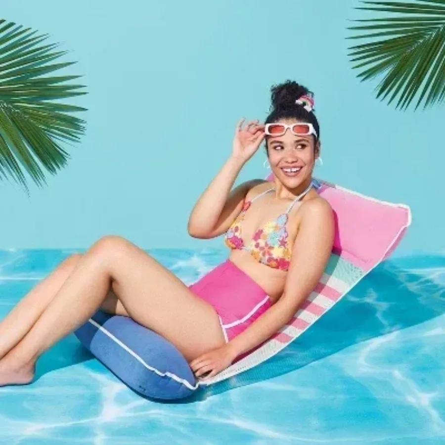 Сетчатый гамак в полоску включает удобную сумку для переноски.