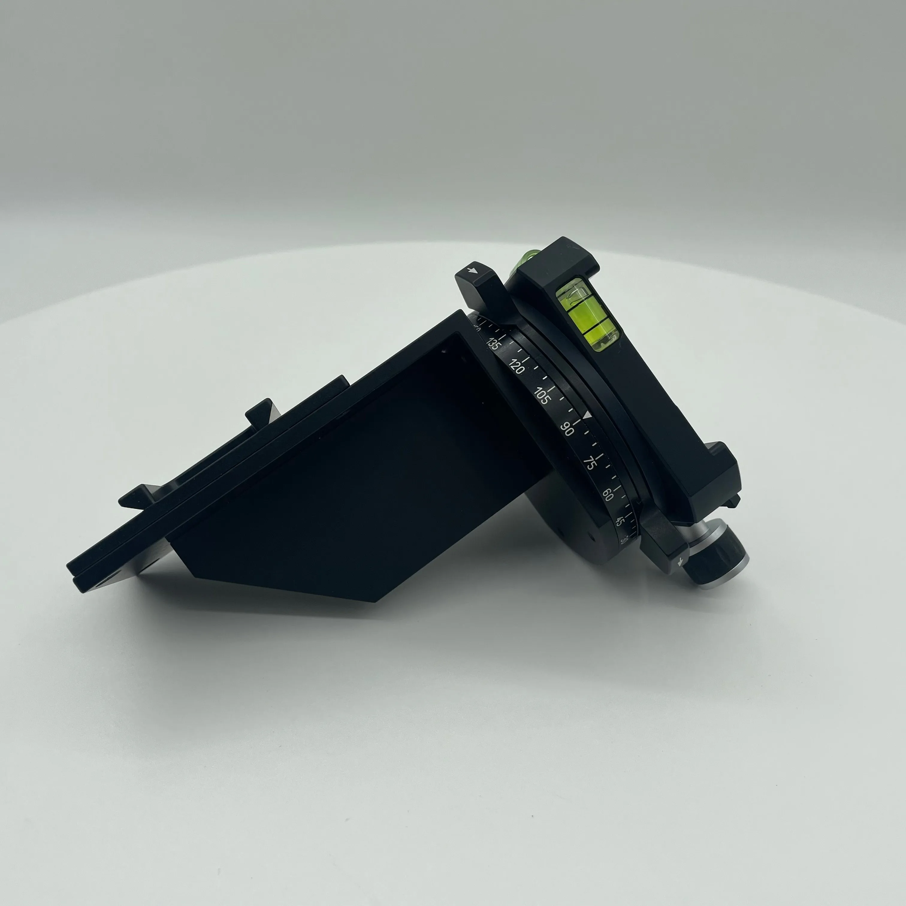 

Угловое устройство с прямоугольным подвесом «ласточкин хвост»