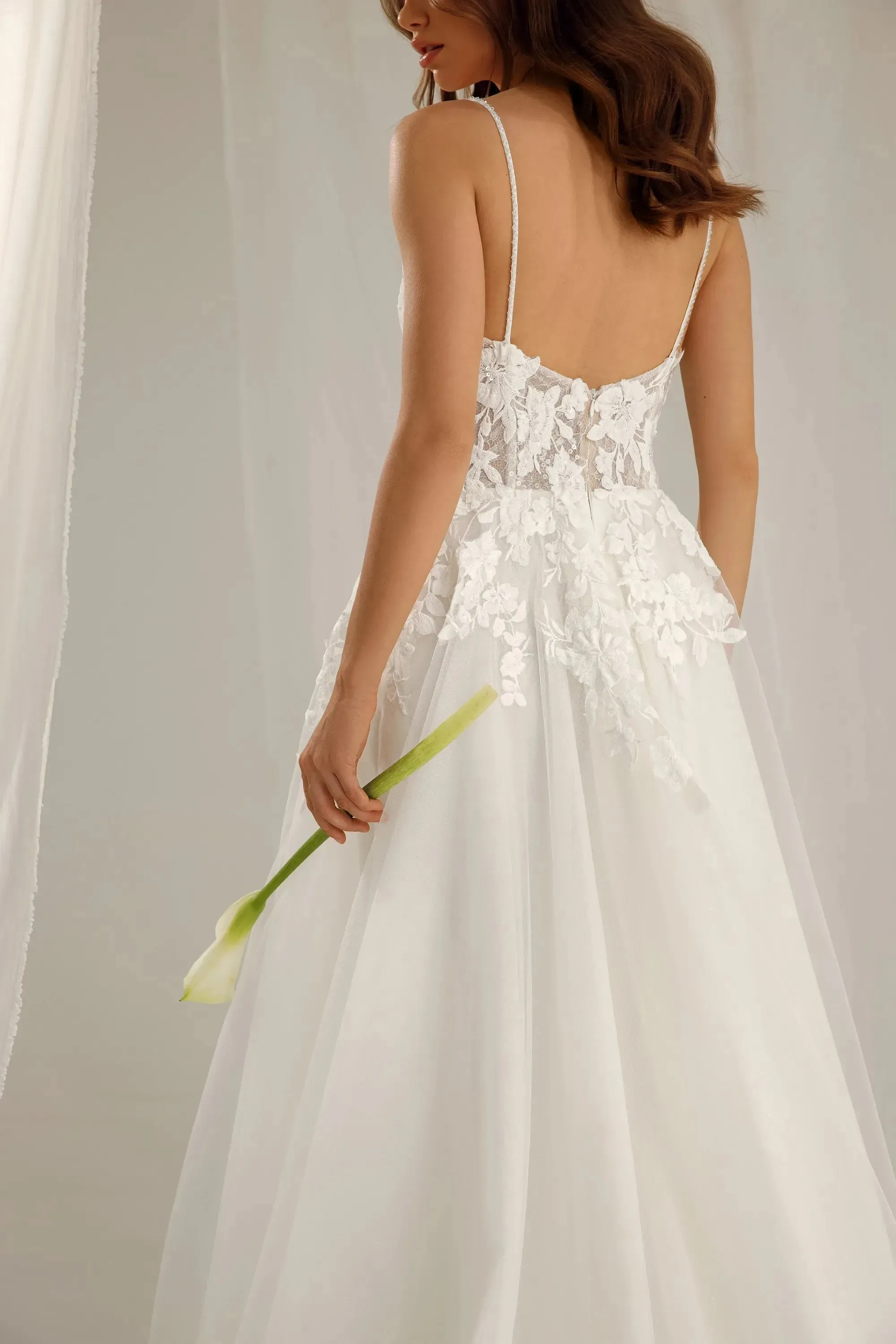 Abiti da sposa Boho per le donne 2025 Scollo a V in pizzo Tulle A-Line Abito da sposa Abiti da sposa formali senza schienale romantici personalizzati